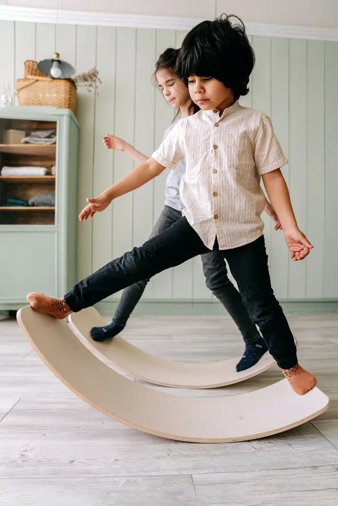Kindjes spelen met gehuurd balansbord van Re-Play